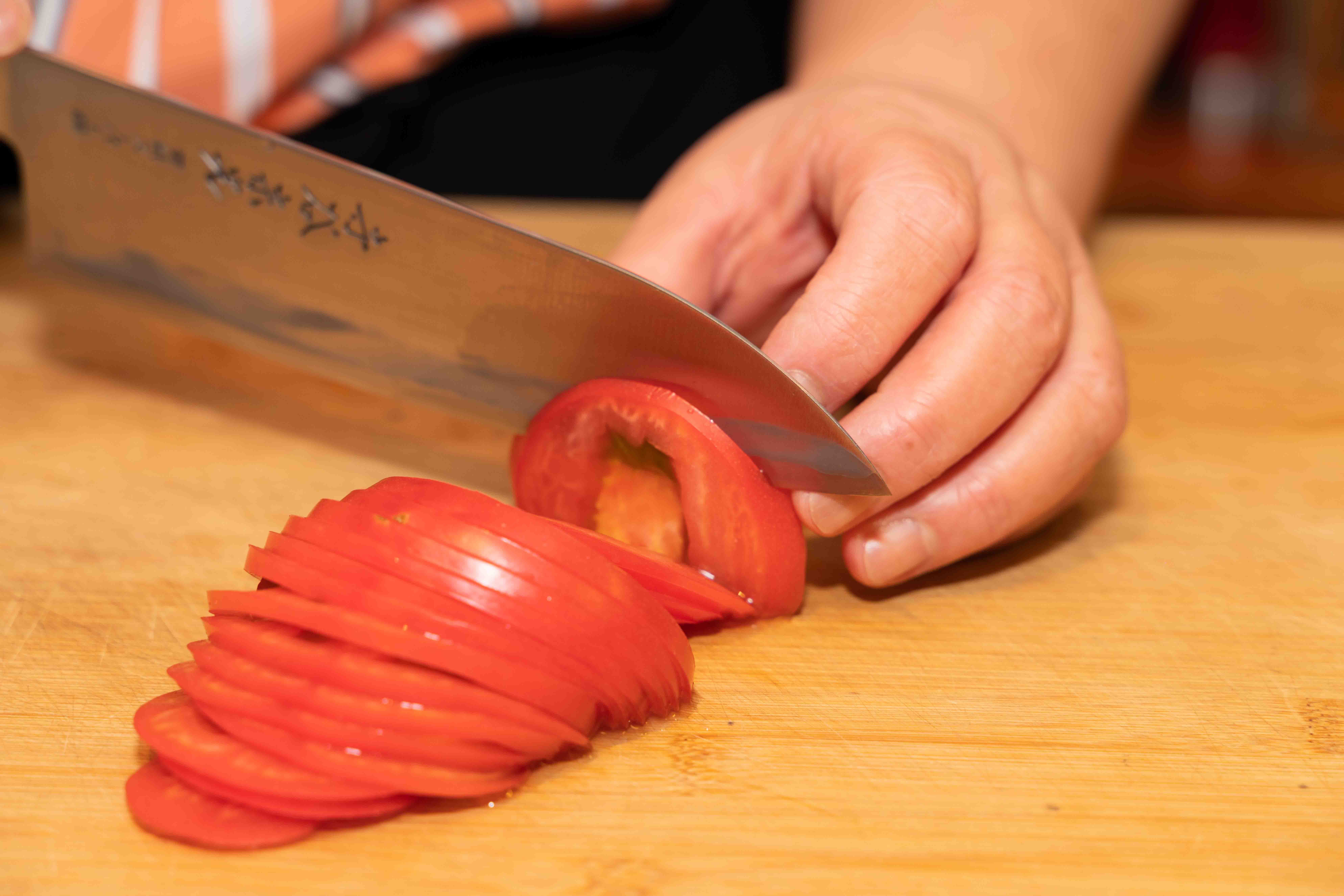 トマトも薄く切れます